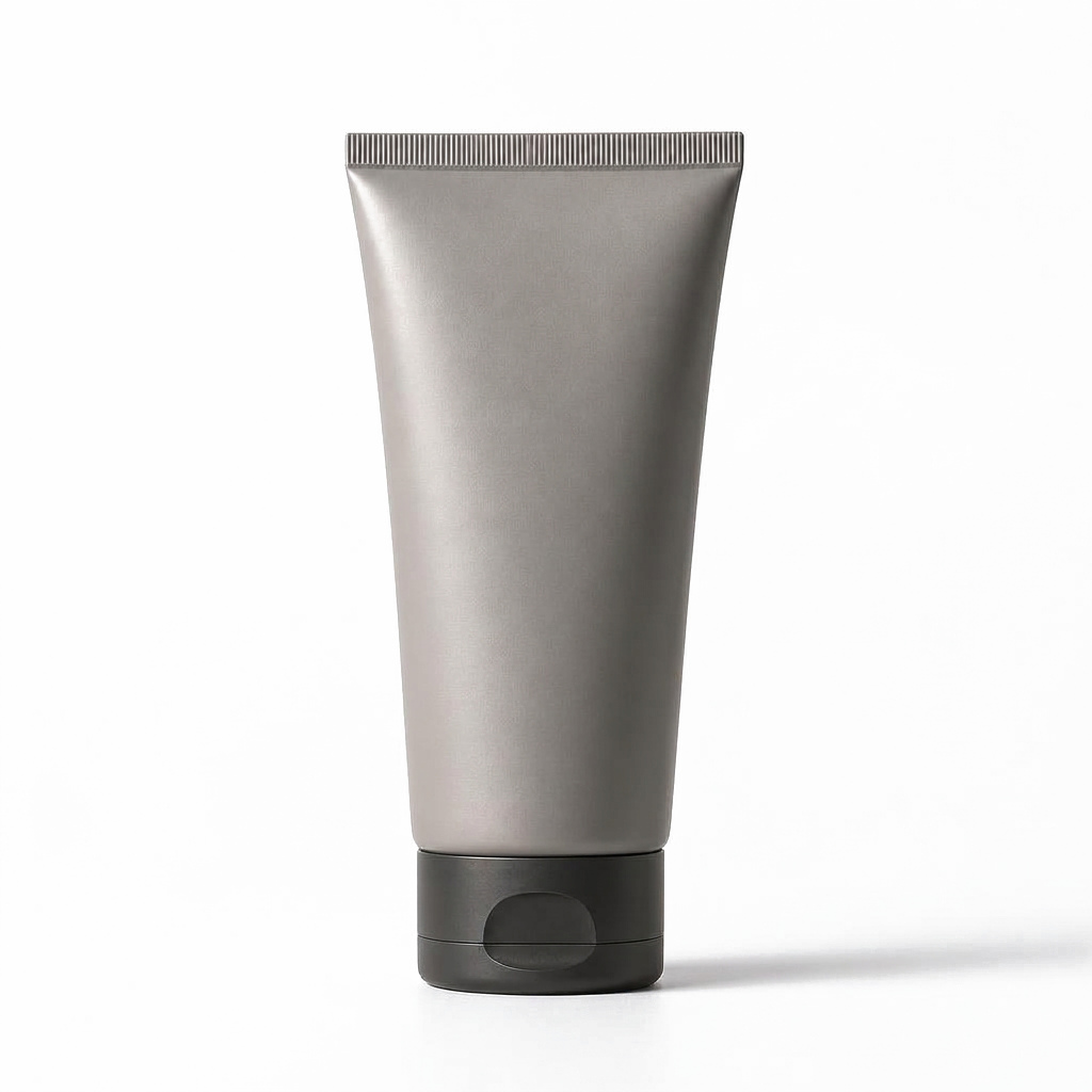 Premium merkloze tube gezichtsreiniger in warmgrijs met een dop in een donkere, neutrale tint